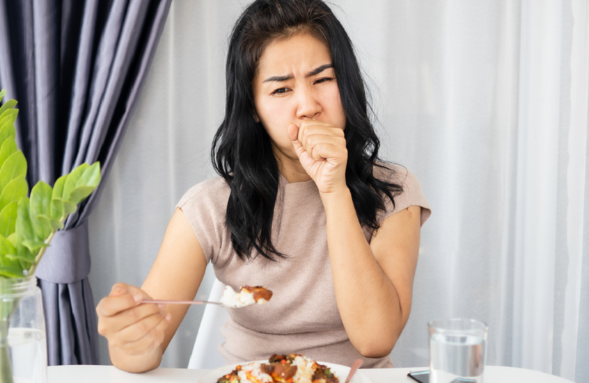 كيف تنجو من الاختناق بمفردك؟.. "فيديو قد ينقذ حياتك"