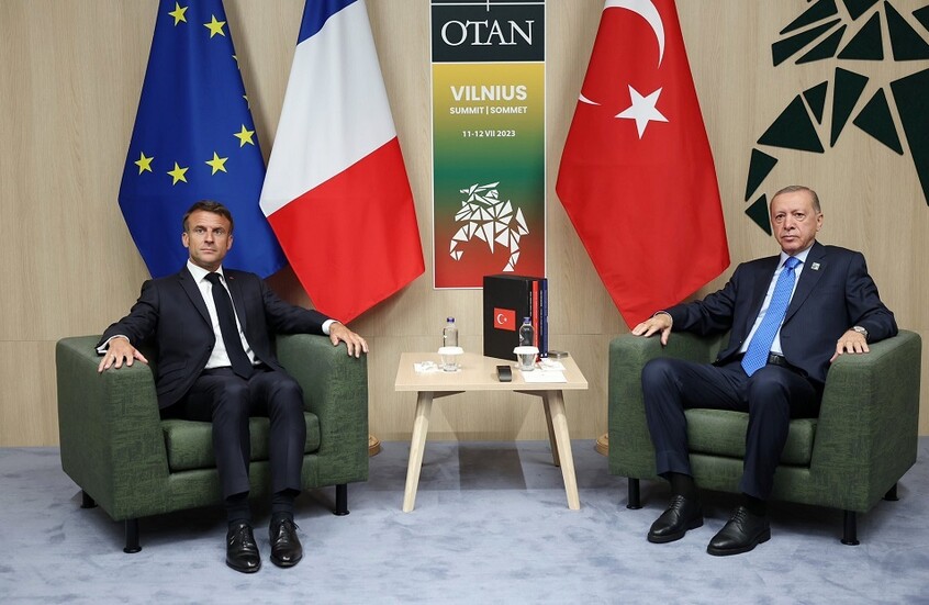 أردوغان يؤكد لماكرون ضرورة رفع كامل العقوبات عن سوريا بشكل عاجل