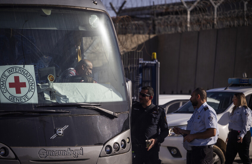 إسرائيل تفرج عن الدفعة الخامسة من الأسرى الفلسطينيين (فيديو)