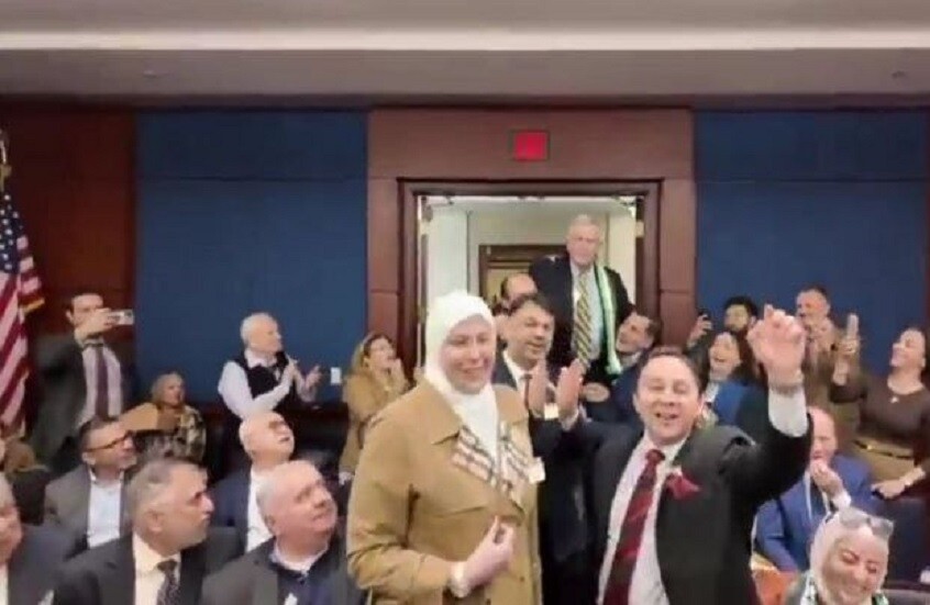 سيناتور أمريكي ينشد داخل الكونغرس: "ارفع رأسك فوق أنت سوري حر" (فيديو)