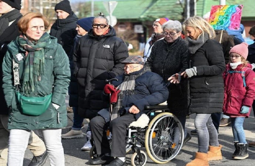 ألمانيا.. ناج من الهولوكوست يشارك بعمر يقارب 100 عام في مظاهرة مناهضة لليمين المتطرف