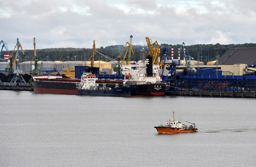 ناقلة محملة بالمازوت تتعرض لحادث في ميناء قرب بطرسبورغ