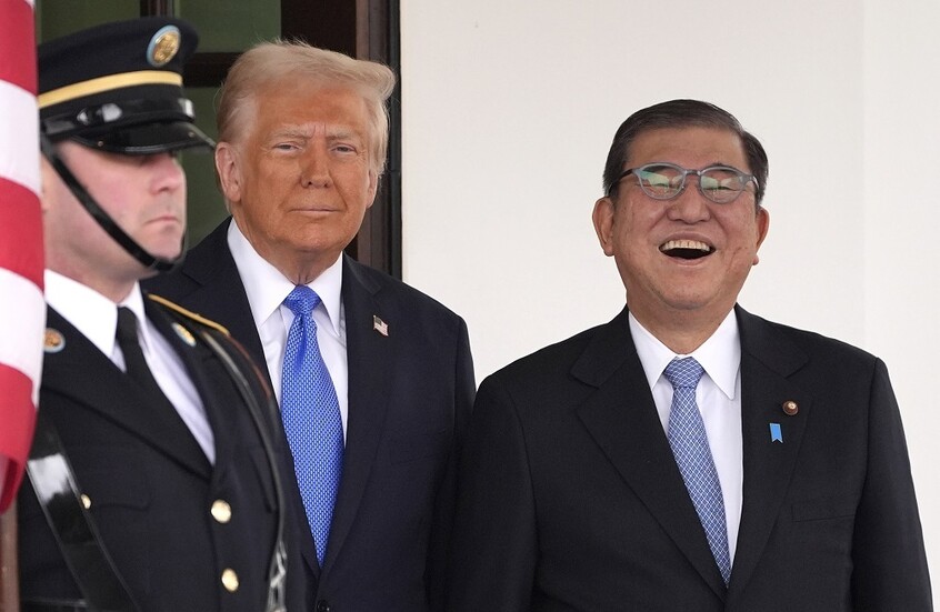 إيشيبا يهدي ترامب "خوذة الخلود" بلونه المفضل (صور)