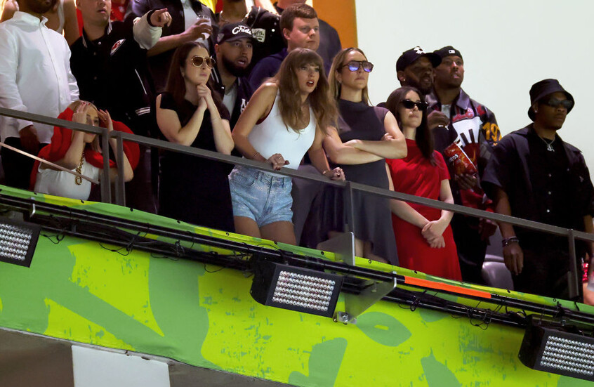 ترامب يسخر من موقف تايلور سويفت المحرج