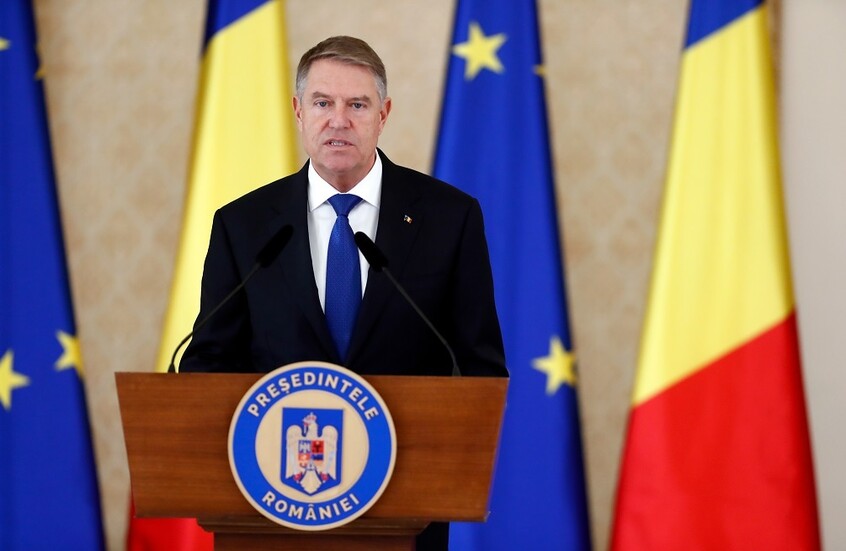 قبل يوم من التصويت على عزله.. رئيس رومانيا يعلن استقالته