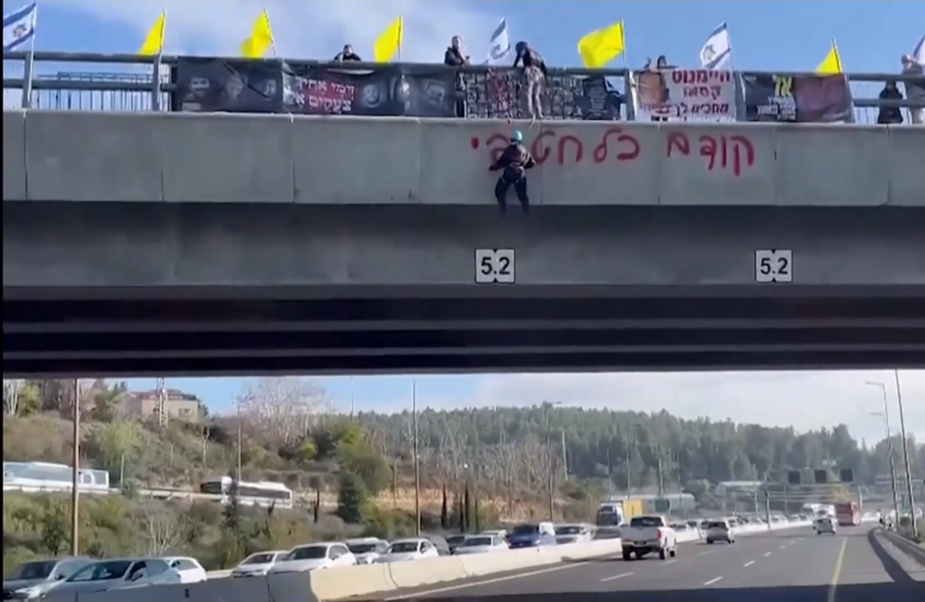 إسرائيليون يغلقون طريقا سريعا رئيسيا إلى القدس مطالبين بتسليم الرهائن