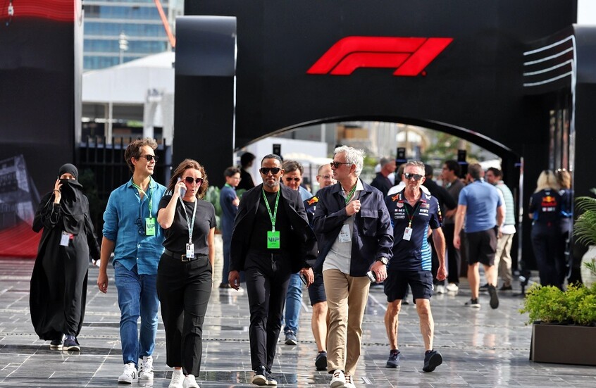 رئيس القادسية يكشف حقيقة التفاوض مع "المستشار" مورينيو وعلاقته بالفريق (فيديو)