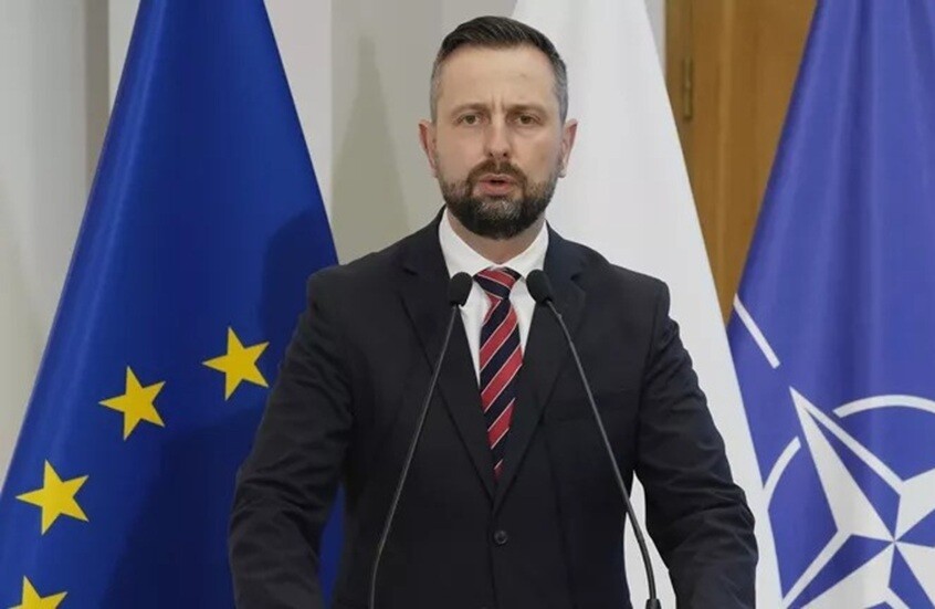 وزير الدفاع البولندي يدعو الشباب الأوكرانيين في سن التجنيد للعودة إلى بلادهم