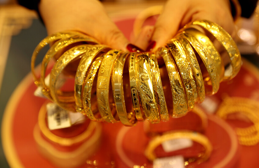 انخفاض أسعار الذهب بعد تسجيلها مستويات قياسية