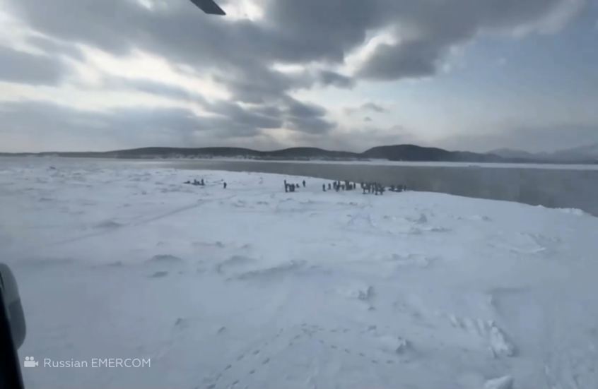 إجلاء 139 صيادا عالقين على قطعة جليد طافية في بحر أوخوتسك