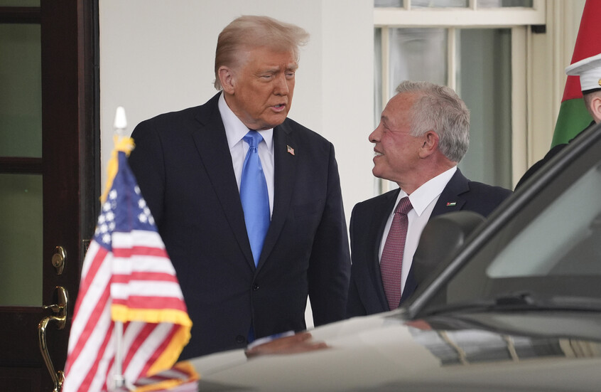 حشود غفيرة من الأردنيين تتجه إلى مطار ماركا لاستقبال الملك عبد الله (فيديو)