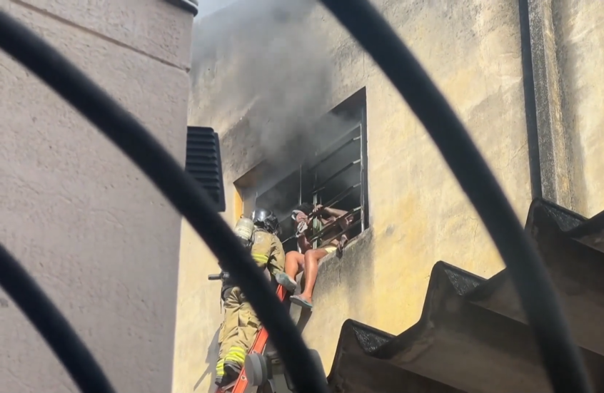 إنقاذ عمال كرنفال من مصنع أزياء مشتعل في ريو دي جانيرو