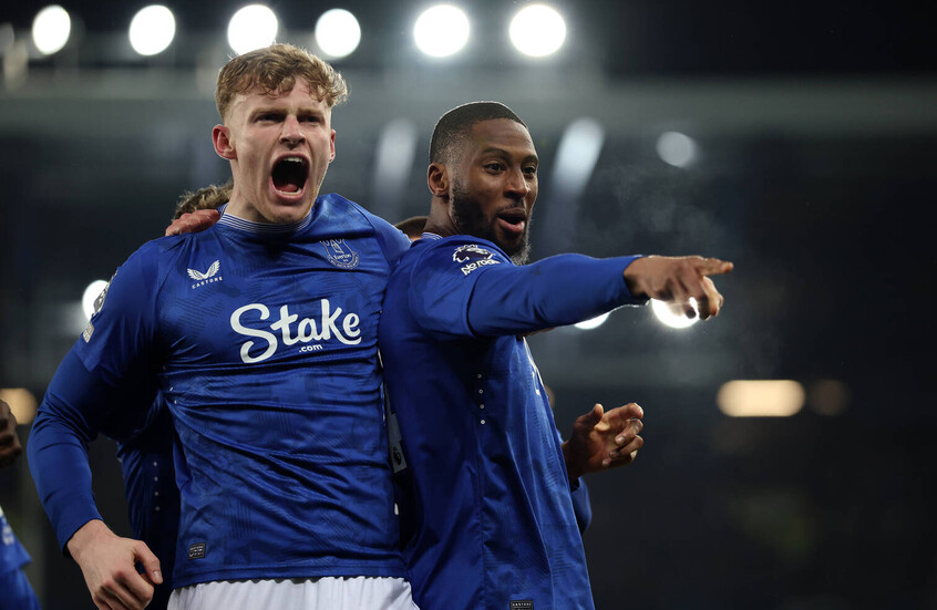 بسبب إعلان عن فيلم إباحي.. إيفرتون في موقف محرج