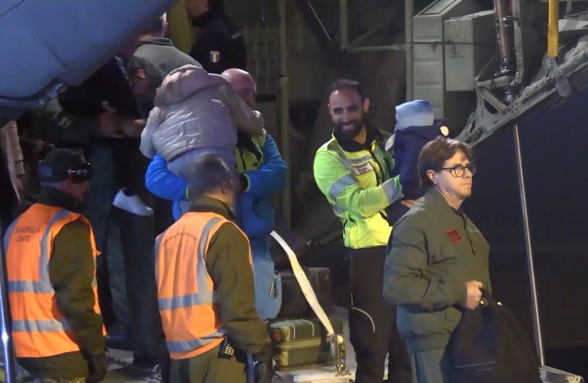 طائرة عسكرية إيطالية تنقل 14 طفلا مريضا من غزة إلى ميلانو للعلاج