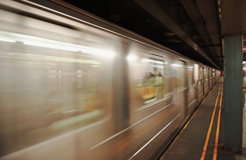 قطار الأنفاق يتحول إلى غرفة ولادة.. لمسة إنسانية من ركاب نيويورك تخطف الأنظار (فيديو)