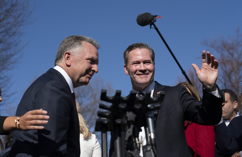 بلومبرغ: ويتكوف ووالتز سيقودان الفريق الأمريكي في المفاوضات مع روسيا