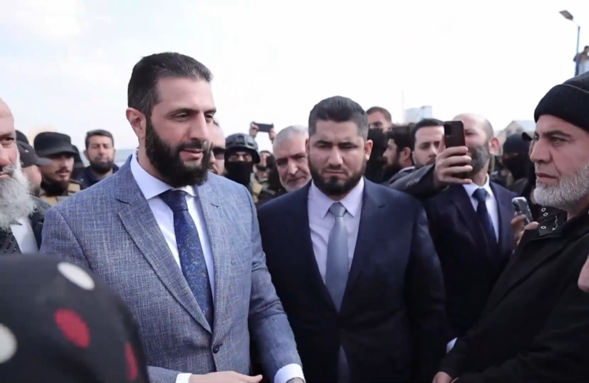 "إعادة بناء الأماكن المهدمة من ضمن أهم أولوياتنا".. الشرع يلتقي النازحين في إدلب