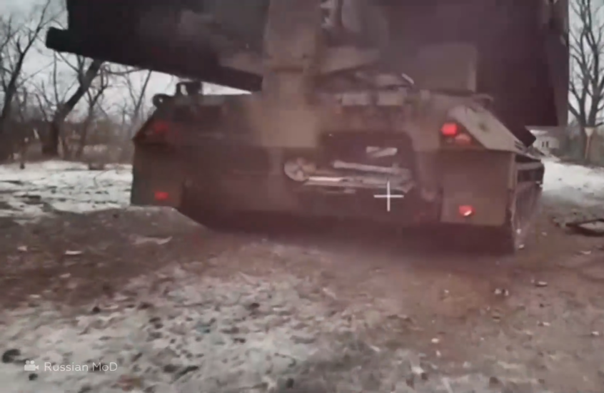 مشاهد لتدمير مسيّرات روسية مدرعتين ألمانيتين لمدّ الجسور الهندسية في كورسك