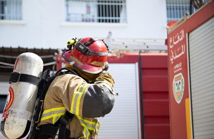 الدفاع المدني اللبناني يسيطر على حريق كبير في طرابلس (فيديوهات)