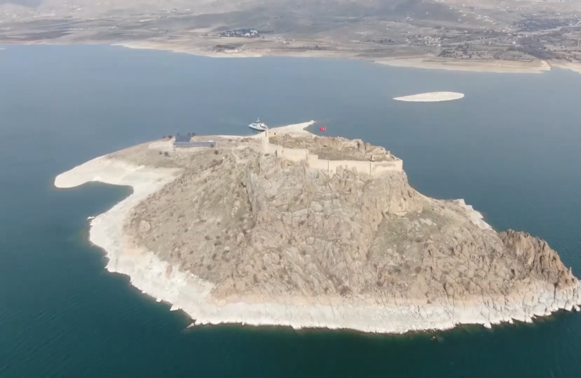 الجفاف يكشف قلعة تركية قديمة يبلغ عمرها 2800 عام