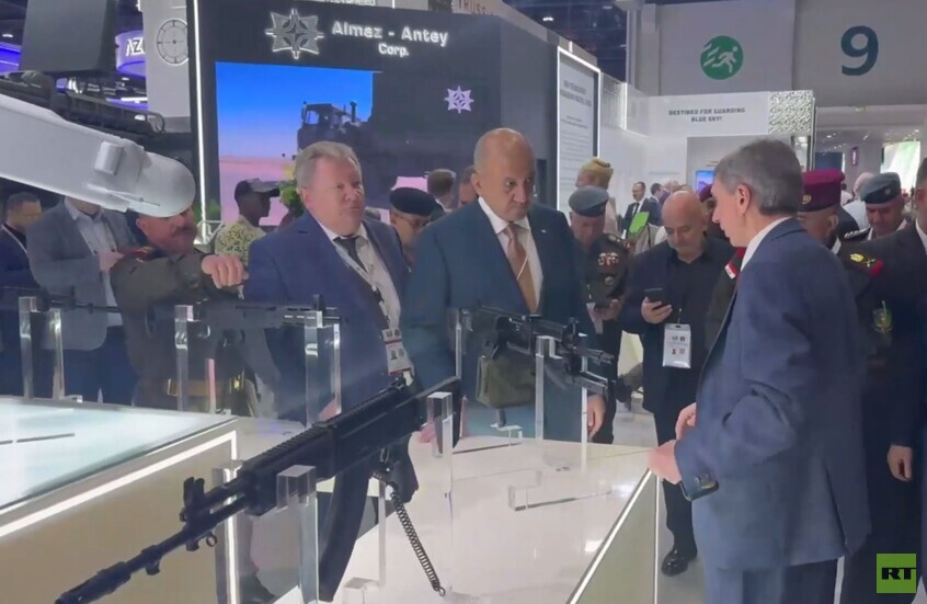 وزير الدفاع العراقي يزور الجناح الروسي في معرض IDEX الدفاعي في أبو ظبي