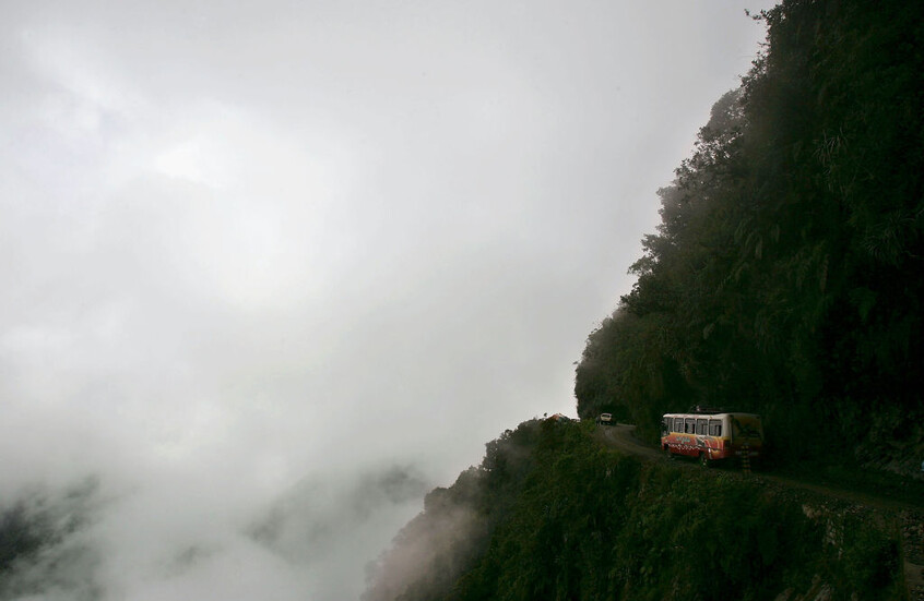 مقتل أكثر من 30 شخصا جراء سقوط حافلة في واد في بوليفيا (فيديو)