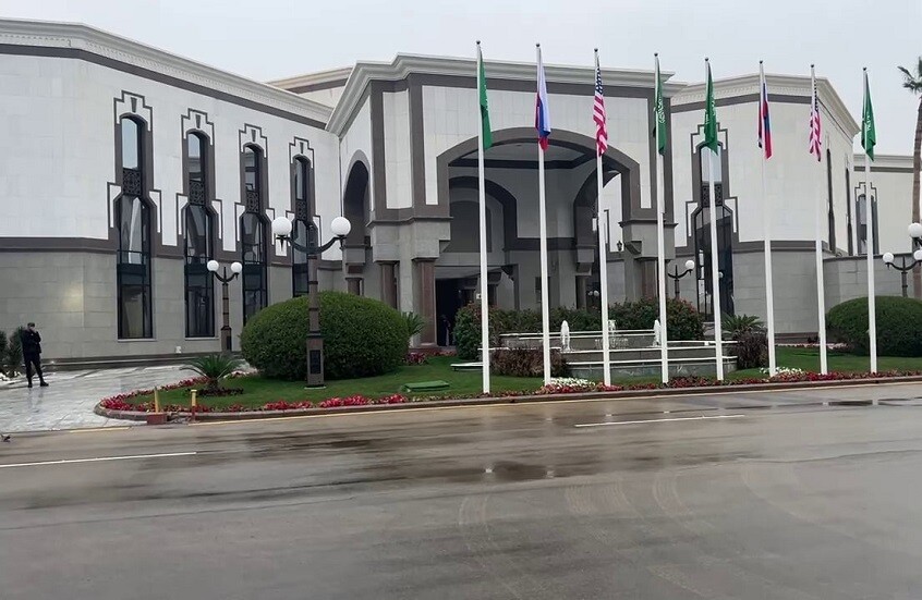 الوفد الروسي يصل إلى مكان انعقاد المباحثات الروسية الأمريكية بالدرعية في العاصمة السعودية