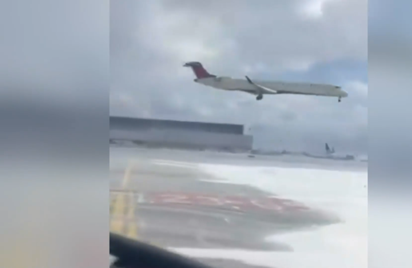 مشاهد من تحطم طائرة ركاب أمريكية أثناء هبوطها في مطار تورنتو (فيديو)