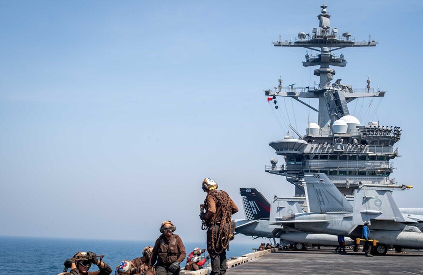 الجيش الأمريكي يعلن إنقاذ بحارة من سفينة إيرانية غارقة في الخليج (صورة)