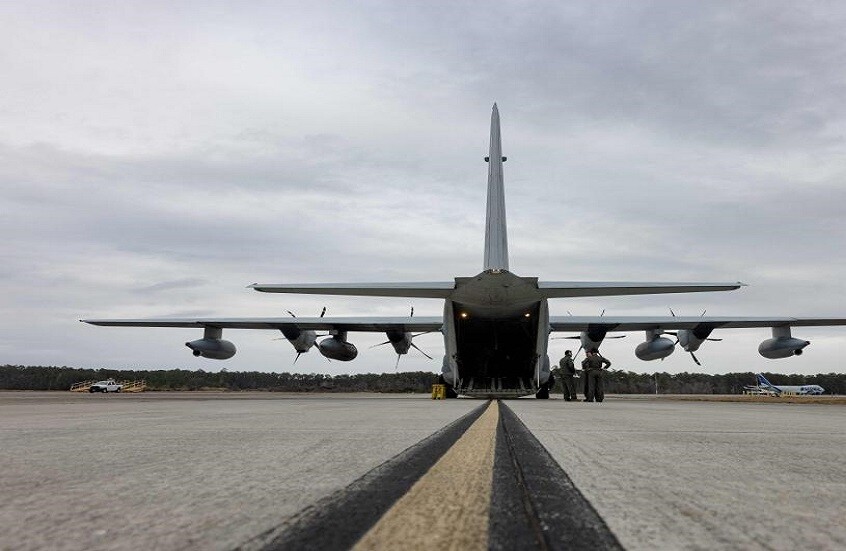 البيت الأبيض ينشر فيديو لترحيل مهاجرين غير شرعيين مكبلين