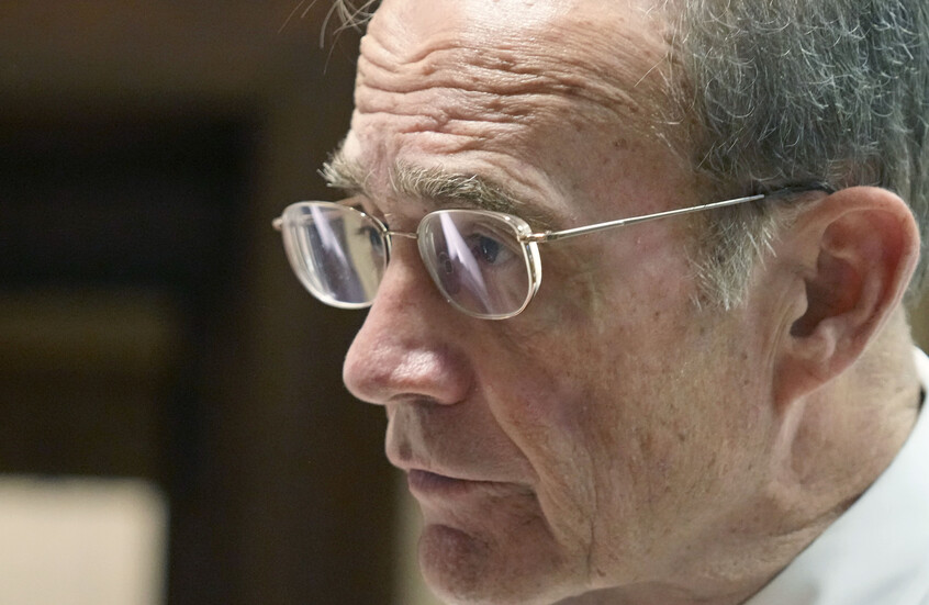 بالفيديو.. سقوط نائب حاكم ولاية ميسيسيبي على الأرض داخل القاعة مجلس الشيوخ الأمريكي