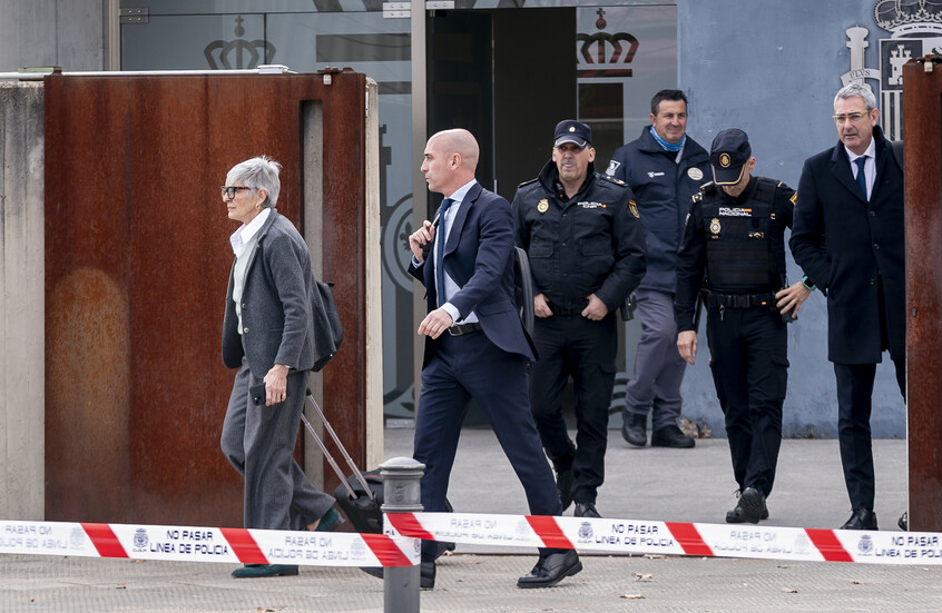 "فضيحة القبلة القسرية".. حكم قضائي ينهي أزمة روبياليس مع نجمة منتخب إسبانيا