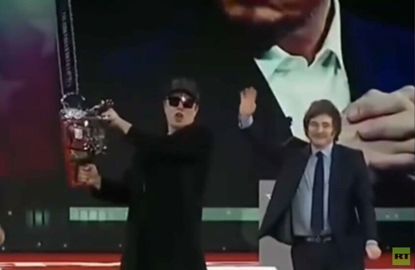 إيلون ماسك يحارب البيروقراطية بمنشار ذهبي في يديه