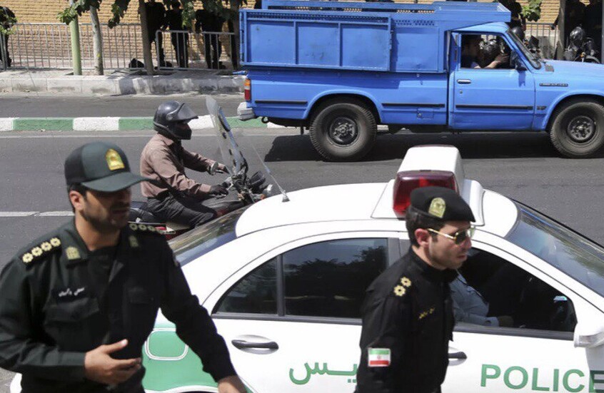 مسلحون مجهولون يفجرون قنبلة صوتية في مبنى حكومي بإيران (فيديو)