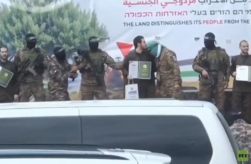 إسرائيلي مفرج عنه يقبل رأس مقاتلي القسام