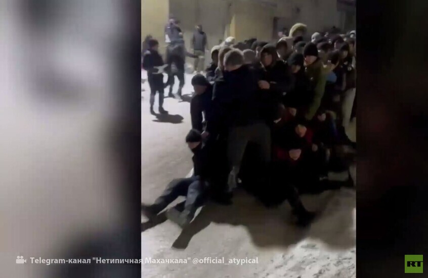 التدحرج الجماعي على الطريق الجليدي في محج قلعة