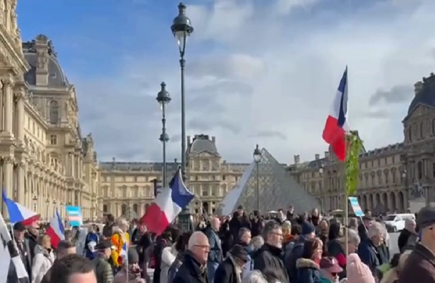 مئات الفرنسيين يحتشدون في باريس للمطالبة بالخروج من الاتحاد الأوروبي وحلف "الناتو" (فيديو)