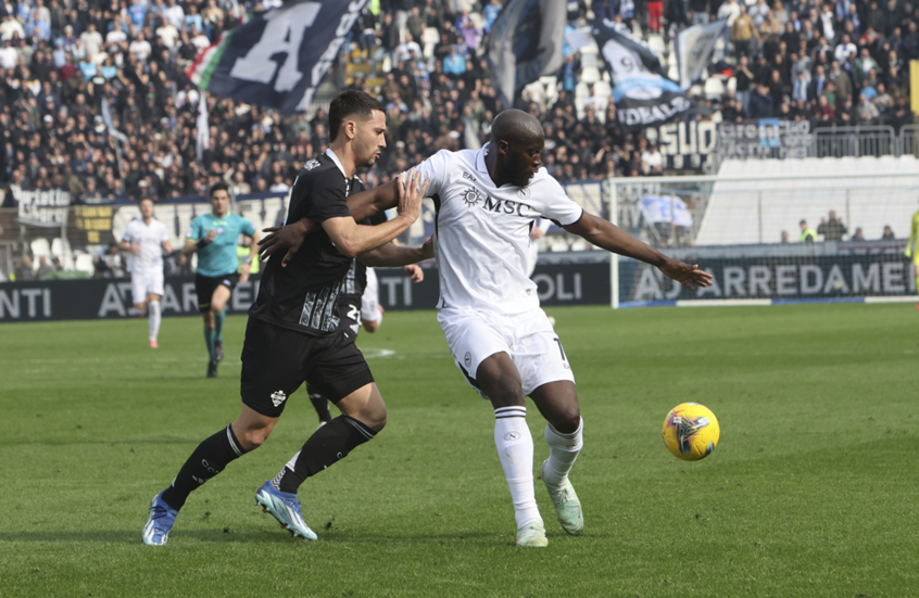 نابولي يتعرض لخسارة مؤثرة في الدوري الإيطالي ويفقد الصدارة