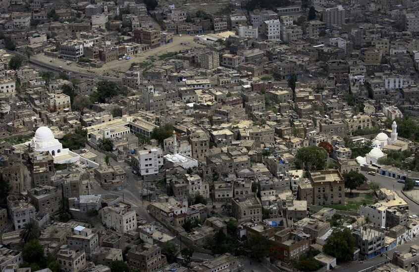 اليمن.. مظاهرات بتعز تنديدا بتردي الخدمات وتفاقم انهيار العملة