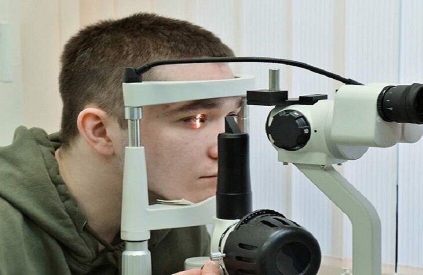 أسباب ارتعاش جفن العين