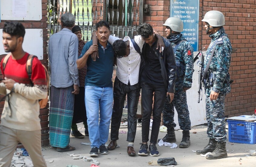 سكان غاضبون يهاجمون قاعدة للقوات الجوية في بنغلاديش (فيديو)