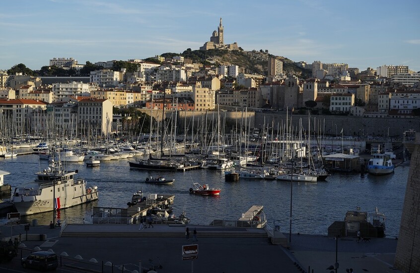 وسائل إعلام: احتجاز شخصين على خلفية الهجوم على القنصلية الروسية في مارسيليا