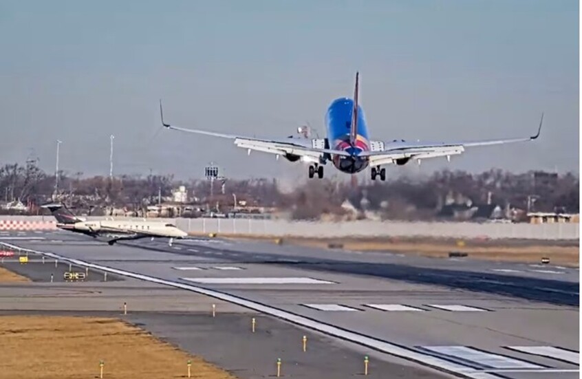 طيار يتجنب كارثة بعد أن تفاجأ عند هبوطه بطائرة قادمة باتجاهه (فيديو)