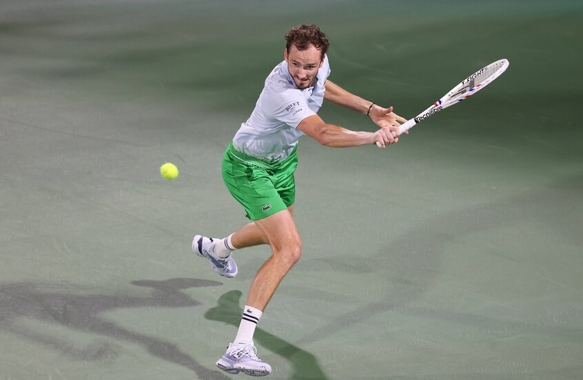 الروسي مدفيديف يبلغ ربع نهائي بطولة دبي (فيديو)