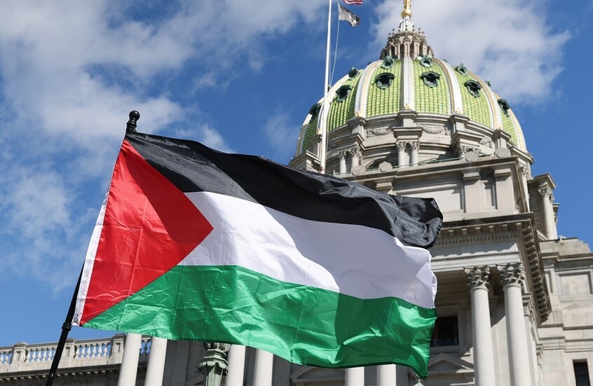 خروج أولى حافلات الأسرى من سجن عوفر باتجاه بيتونيا غرب رام الله بالضفة الغربية (فيديو)