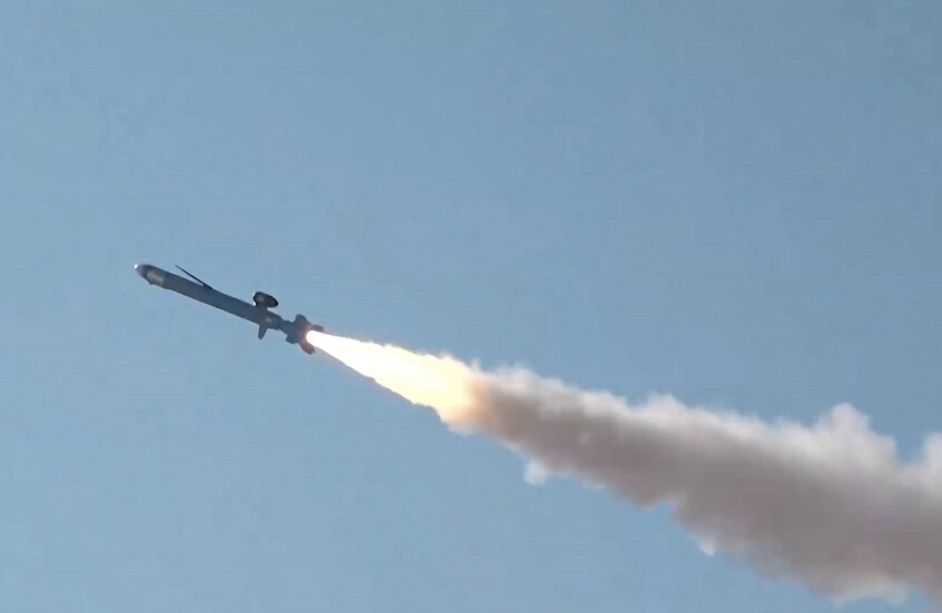 إيران تزيح الستار عن زورق فائق السرعة لإطلاق الصواريخ (فيديو)