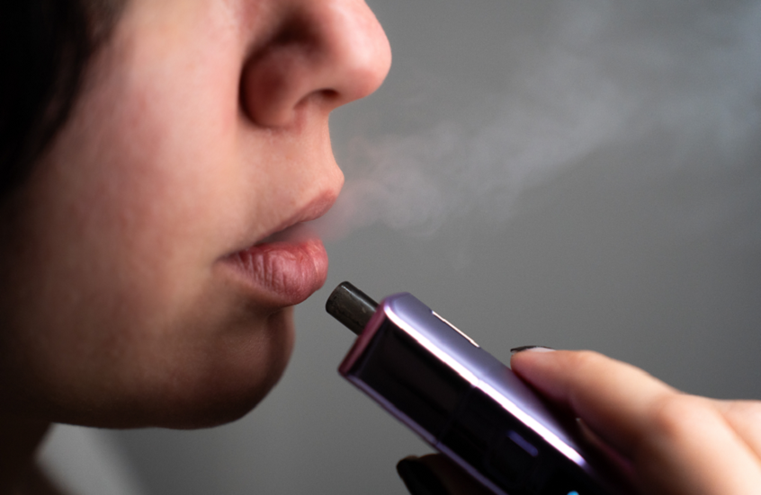 تحذير جديد من انتشار ظاهرة "لسان التدخين الإلكتروني"