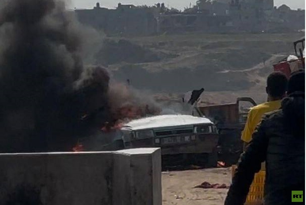 مقتل طفل فلسطيني بقصف إسرائيلي استهدف سيارة وسط قطاع غزة