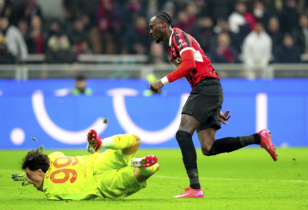 ميلان يتخطى روما ويبلغ نصف نهائي كأس إيطاليا