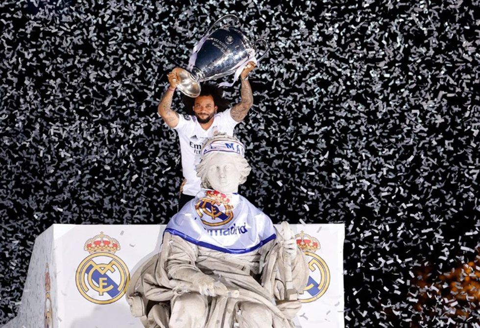 قبلة الوداع في برنابيو ريال مدريد يحتفي بمارسيلو قبل مواجهة أتلتيكو مدريد قبلة الوداع في برنابيو ريال مدريد يحتفي بمارسيلو قبل مواجهة أتلتيكو مدريد